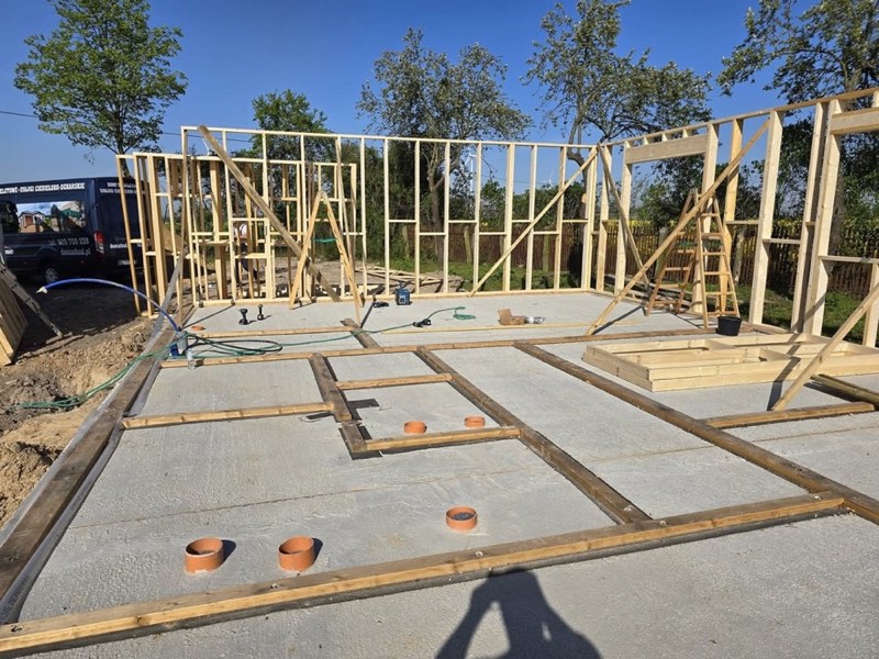 Energooszczędna płyta fundamentowa z ogrzewaniem podłogowym i warstwami izolacyjnymi wykonana przez firmę Demarbud